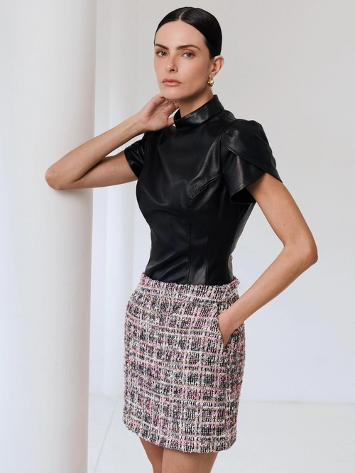 BLUSA MANGA CURTA GOLA ALTA COURO BEATRIZ